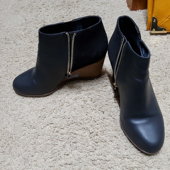 Elegant Black Ankle Boots - Picture 2 of 6